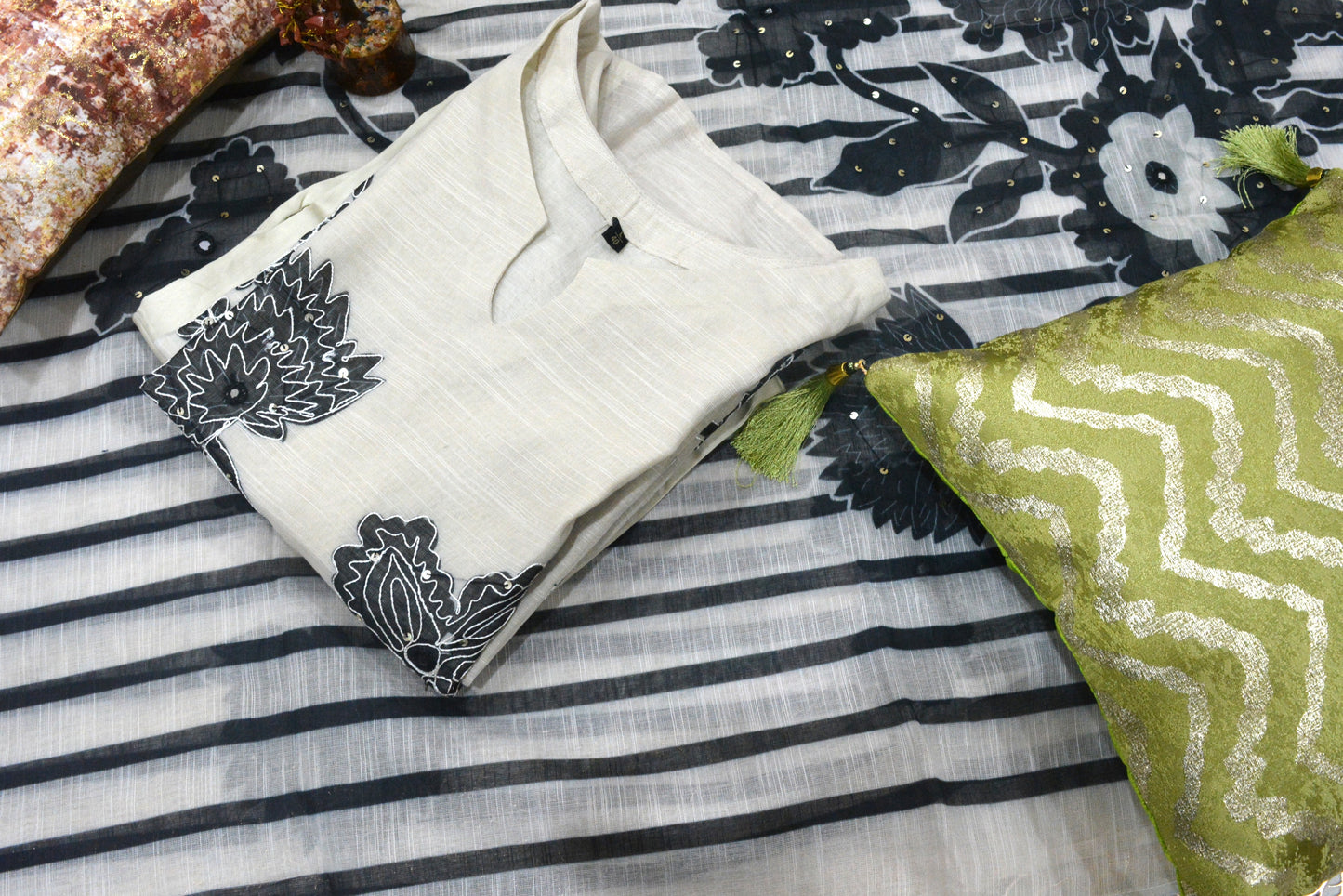 Linen Stitched Suit With Flower Print